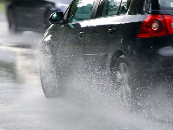 5 nguyên tắc cần nhớ khi lái xe ô tô dưới trời mưa