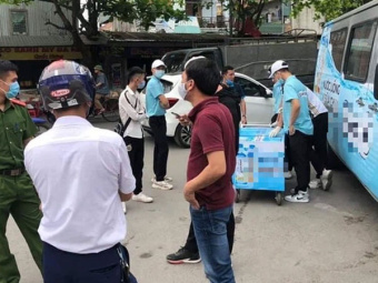 Vụ 9 học sinh đau bụng khi uống nước miễn phí: Công an mời nhóm người phát nước lên làm việc