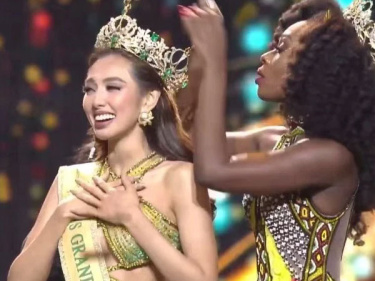 Khoảnh khắc đăng quang huy ho&agrave;ng của Nguyễn Th&uacute;c Th&ugrave;y Ti&ecirc;n tại Miss Grand International 2021