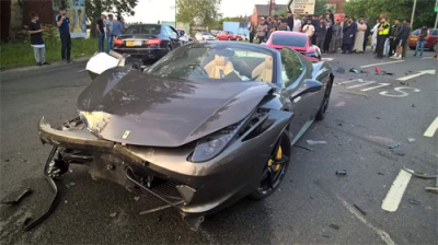Ferrari và Porsche đâm nhau nát tươm ở vòng xuyến - 1 Ferrari và Porsche đâm nhau nát tươm ở vòng xuyến - 1