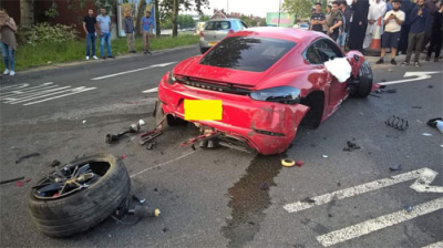 Ferrari và Porsche đâm nhau nát tươm ở vòng xuyến - 2 Ferrari và Porsche đâm nhau nát tươm ở vòng xuyến - 2