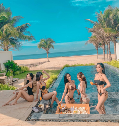 Hội gái đẹp chơi thân rủ nhau diện bikini khoe eo thon chân dài thẳng tắp: Biết nhìn vào ai đây? - 4