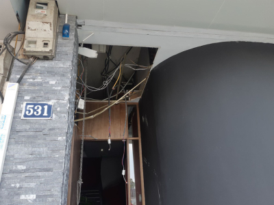 Hà Nội: Sau tiếng nổ lớn, mảnh kính tòa nhà văng xuống đường trúng ô tô khiến 2 người nhập viện cấp cứu - 6