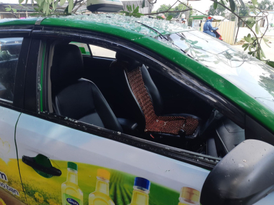 Hà Nội: Sau tiếng nổ lớn, mảnh kính tòa nhà văng xuống đường trúng ô tô khiến 2 người nhập viện cấp cứu - 2