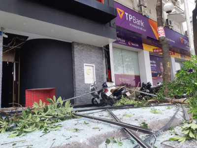 Hà Nội: Sau tiếng nổ lớn, mảnh kính tòa nhà văng xuống đường trúng ô tô khiến 2 người nhập viện cấp cứu