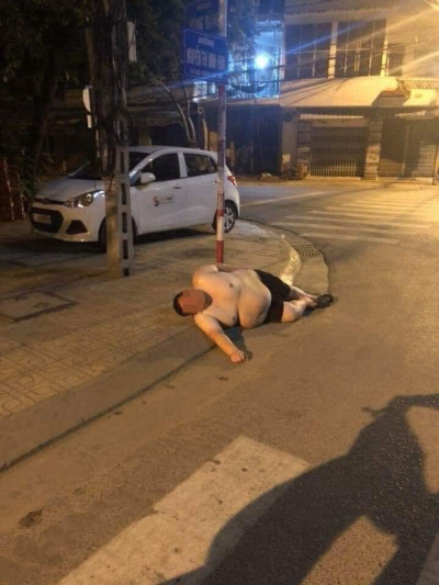 Uống rượu say xỉn nằm vật xuống đường ngủ, thân hình to béo của người đàn ông khiến 'người qua đường tốt bụng' cũng phải bó tay