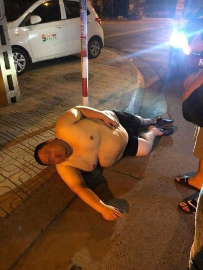 Uống rượu say xỉn nằm vật xuống đường ngủ, thân hình to béo của người đàn ông khiến 'người qua đường tốt bụng' cũng phải bó tay - 1