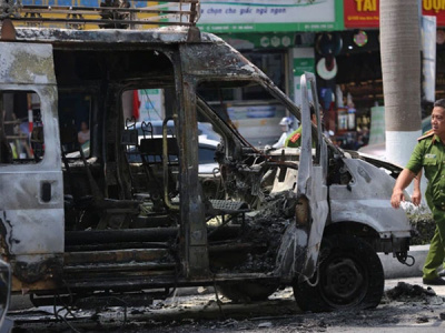 Xe chở quan t&agrave;i bốc ch&aacute;y ng&ugrave;n ngụt giữa phố Đ&agrave; Nẵng, 2 thanh ni&ecirc;n đi đường mải theo d&otilde;i n&ecirc;n xảy ra va chạm