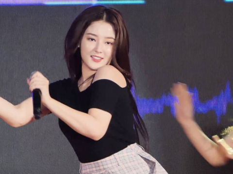 Nancy (MOMOLAND) thường xuyên 'lộ hàng' trên sân khấu, phá nát hình ảnh 'thiên thần lai' khiến khán giả la ó