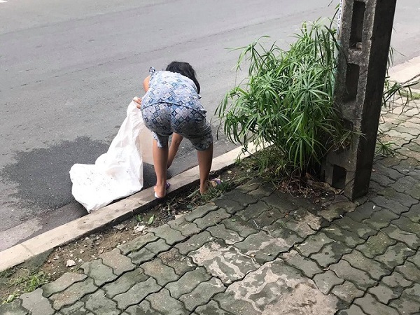 Đều đặn 8 giờ sáng ra đường lượm rác, câu chuyện của một 'bà điên' khiến nhiều người tỉnh cũng phải xấu hổ