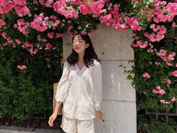 10 set đồ với áo blouse trắng dưới đây sẽ là cẩm nang mặc đẹp cho các chị em công sở suốt hè này