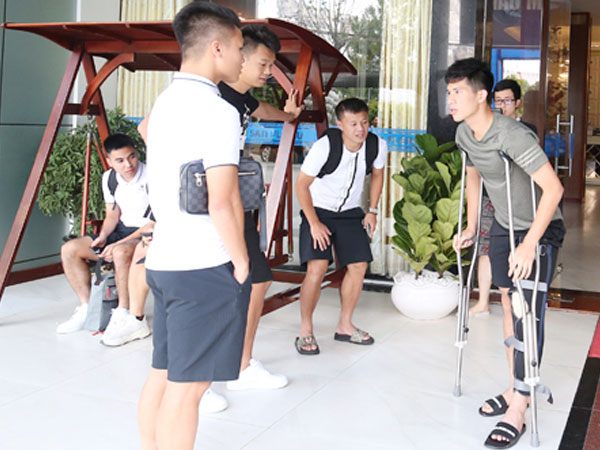 Đình Trọng chống nạng về hội quân cùng tuyển Việt Nam