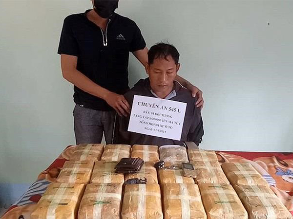 Nghi can chở 100.000 viên dây ma túy rơi vào ổ mật phục
