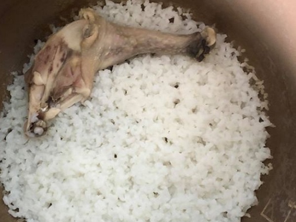 Nhìn nồi cháo gà bố trẻ nấu cho con, dân mạng được phen cười bể bụng nhưng không quên phong danh hiệu 'ông bố đảm của năm'
