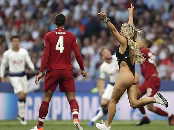 Người mẫu chạy vào sân khoe vòng ba giữa chung kết Champions League