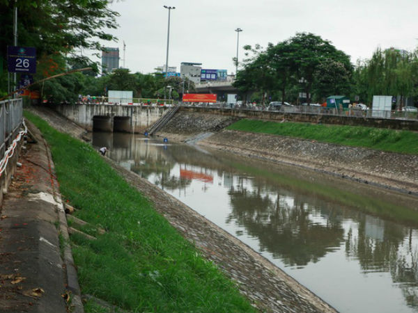 Nước sông Tô Lịch đổi màu từ đen sang nâu: 'Được thế là may rồi!'