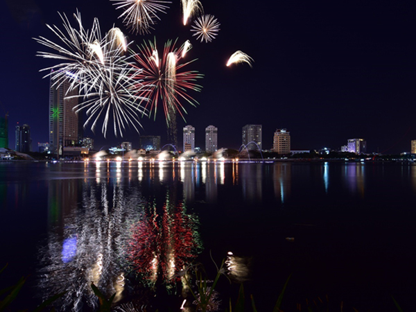 Ngắm màn tranh tài giữa Việt Nam và Nga trong Lễ hội pháo hoa quốc tế 2019 ở Đà Nẵng