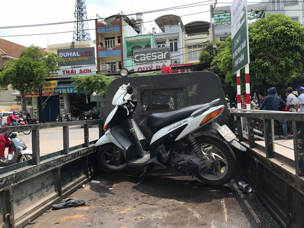 TP.HCM: Tông chết người phụ nữ chở mẹ già trên đường, tài xế container vội vàng bỏ chạy