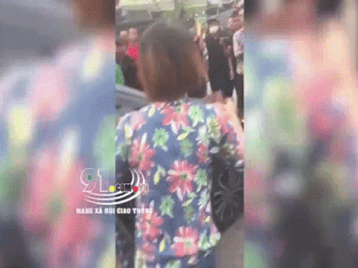 Xôn xao clip người phụ nữ cầm gạch đập kính rồi ngồi chặn đầu ô tô nghi của chồng
