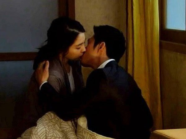 Đêm tân hôn, mẹ nghe rõ con trai nói với vợ: 'Để anh liều thêm lần nữa, không đau đâu' nhưng sự thật lại cười ra nước mắt thế này