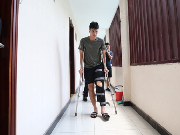 Từ Thái Lan, bác sĩ Choi Ju-young thông báo mức độ chấn thương của Đình Trọng