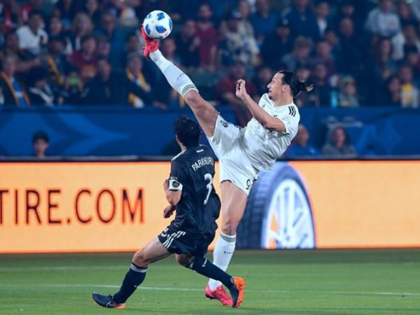 Ibrahimovic lập siêu phẩm 'xe đạp chổng ngược' ở tuổi 37