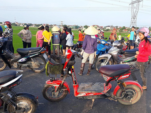 Hàng trăm người theo dõi cuộc tìm kiếm nam thanh niên ngã xuống sông mất tích