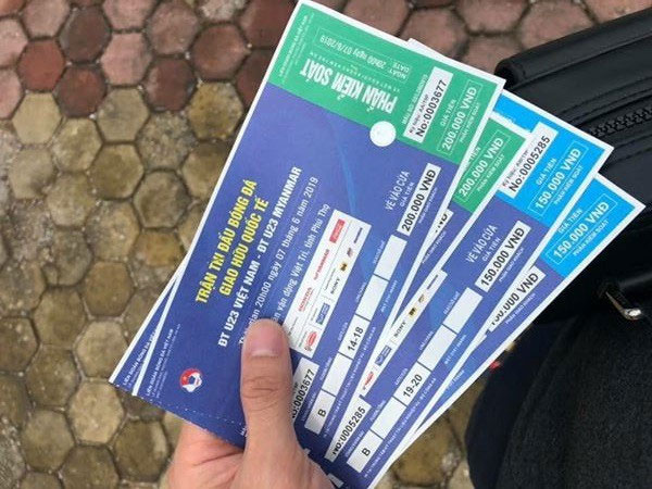 Đội nắng xếp hàng mua vé trận U23 Việt Nam – Myanmar, phe vé 'hét' giá gấp 10 lần
