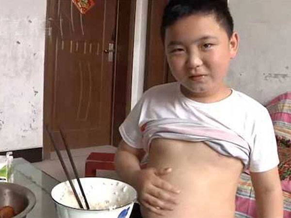 Cậu bé 11 tuổi cố tăng 40 kg để cứu cha