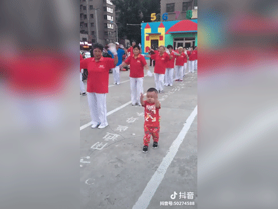 Say sưa tập dưỡng sinh, cậu bé mũm mĩm lại 'một mình một kiểu' khiến dân mạng được phen cười bò