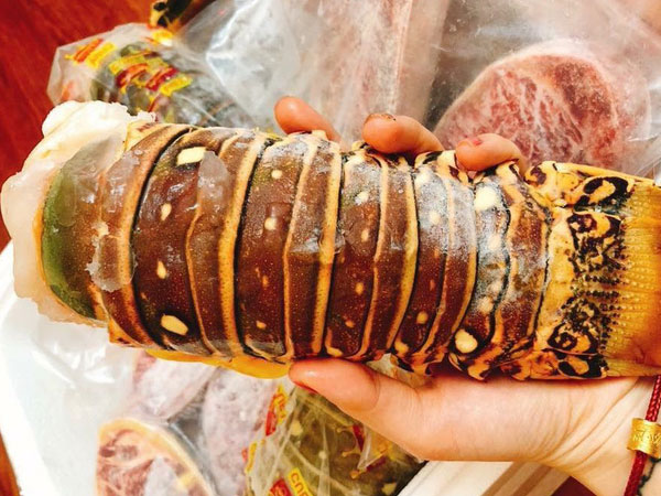 Đuôi tôm hùm cấp đông đi máy bay về Việt Nam 'hét' giá 3 triệu đồng/kg