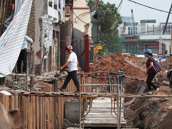 Thi công đường vành đai 3 trên cao, người dân chật vật bắc cầu lên nhà