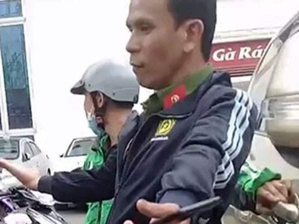 TP.HCM: Mua bộ đồ Công an trên mạng để đi 'hành nghề', tên trộm bị bắt tại trận