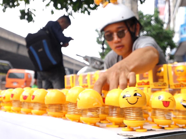 Video: Chàng trai bán lò xo mặt cười ở vỉa hè, thu lời 5 triệu một ngày