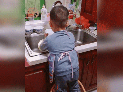 Nhìn cậu bé vừa rửa bát vừa say sưa hát, chị em nằng nặc đòi kết thông gia để sau này con gái "đỡ khổ"