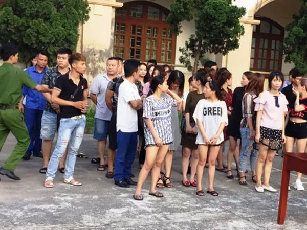Ập vào quán karaoke, bắt quả tang 45 thanh niên nam, nữ đang 'bay' ma túy