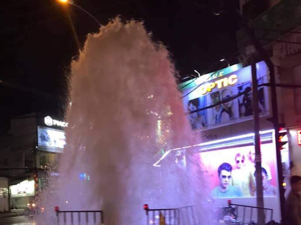 Vụ cống phun nước như 'vòi rồng' trên phố Sài Gòn: Do nhân viên xúc xả để làm sạch ống nước