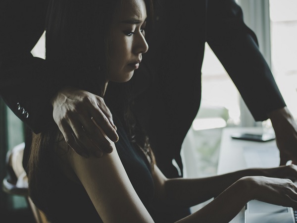 Bỏ việc không lương vì đi làm bị Sếp gạ gẫm, cưỡng hôn, cô gái trẻ được cư dân mạng tư vấn cho hàng loạt cách 'trả miếng'