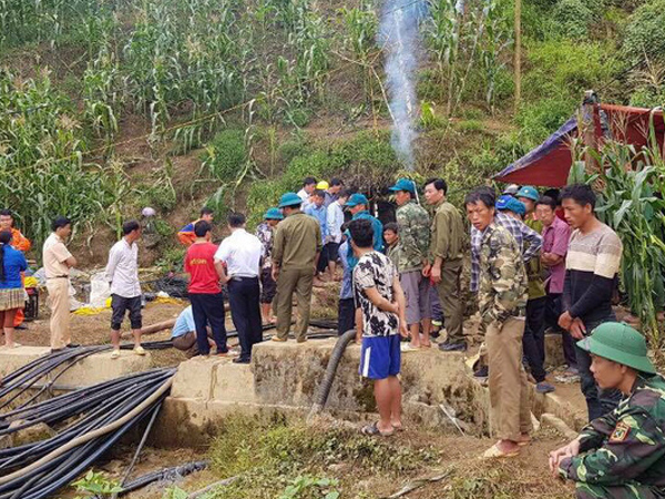 Đang giải cứu người đàn ông kẹt trong hang ở Si Ma Cai: Bơm nước ngược vào để làm tan cát, đá