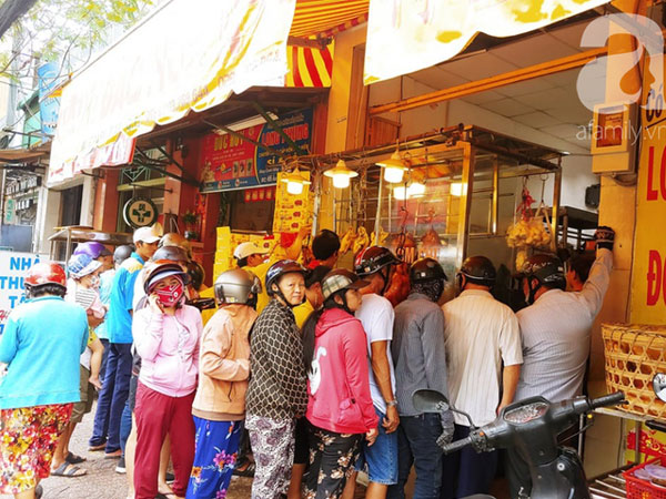Trời nắng như đổ lửa, người Sài Gòn xếp hàng rồng rắn mua heo, vịt quay để ăn Tết Đoan Ngọ