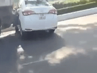 Xe đầu kéo húc ngang thân, ủi taxi xềnh xệch trên phố Đà Nẵng khiến hành khách trong xe hốt hoảng mở cửa bỏ chạy