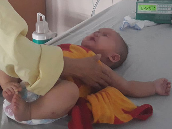 Bé gái 6 tháng tuổi ở Quảng Bình phải cắt bỏ buồng trứng