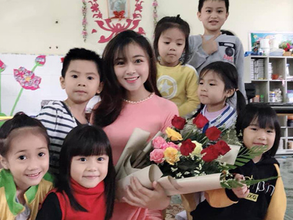 Xuất hiện trong bức hình chụp ở lớp, nữ giáo viên mầm non khiến dân mạng lập tức "truy tìm"