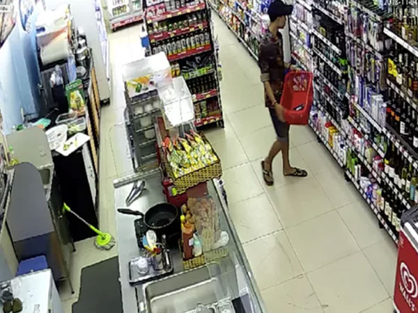 Công an TP HCM truy tìm thiếu niên xăm hình cá chép sau lưng