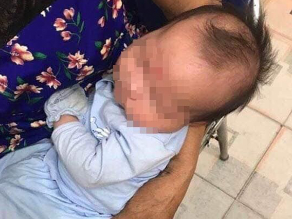 Bé trai 2 tháng tuổi bị bỏ rơi với lời nhắn ‘Mẹ thương con lắm, con đừng hận mẹ’