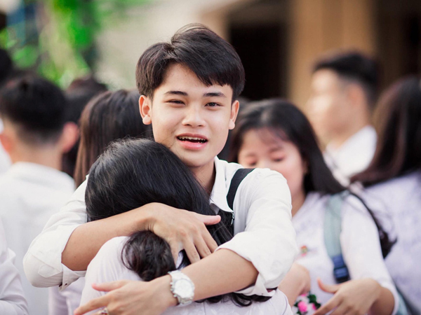 Vừa khóc lóc đòi ôm crush ngày cuối cùng của đời học sinh, cậu bạn liền quay ngoắt biểu cảm sung sướng thoả mãn cực hài