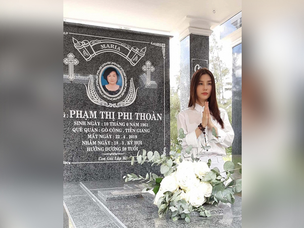 Diễm My 9X nức nở khẳng định phải mất 30 năm nữa mới quen với sự cô độc mồ côi trong lễ 49 ngày của mẹ mình