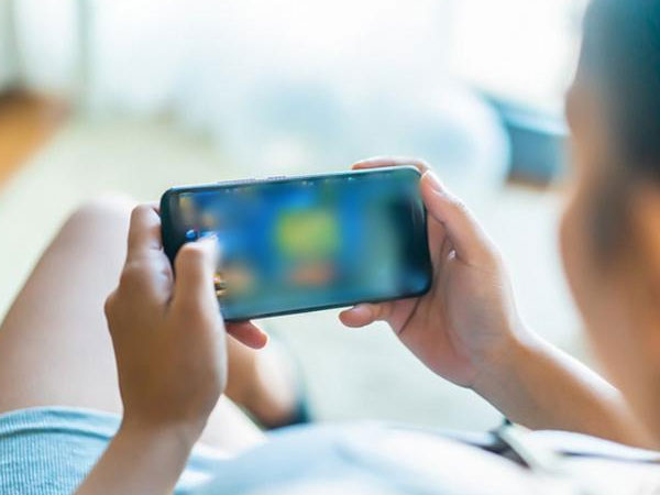 Nam sinh đột tử sau khi dùng điện thoại vì chơi game quá lâu