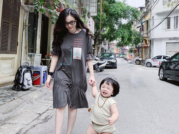 Street style hot mom Việt: Ngọc Mon mặc đơn giản nhưng lại nổi bật nhất nhờ sự xuất hiện của 1 nhân vật