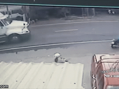 Video: Thời điểm Thượng úy CSGT bị xe container cán tử vong tại chỗ ở Tiền Giang